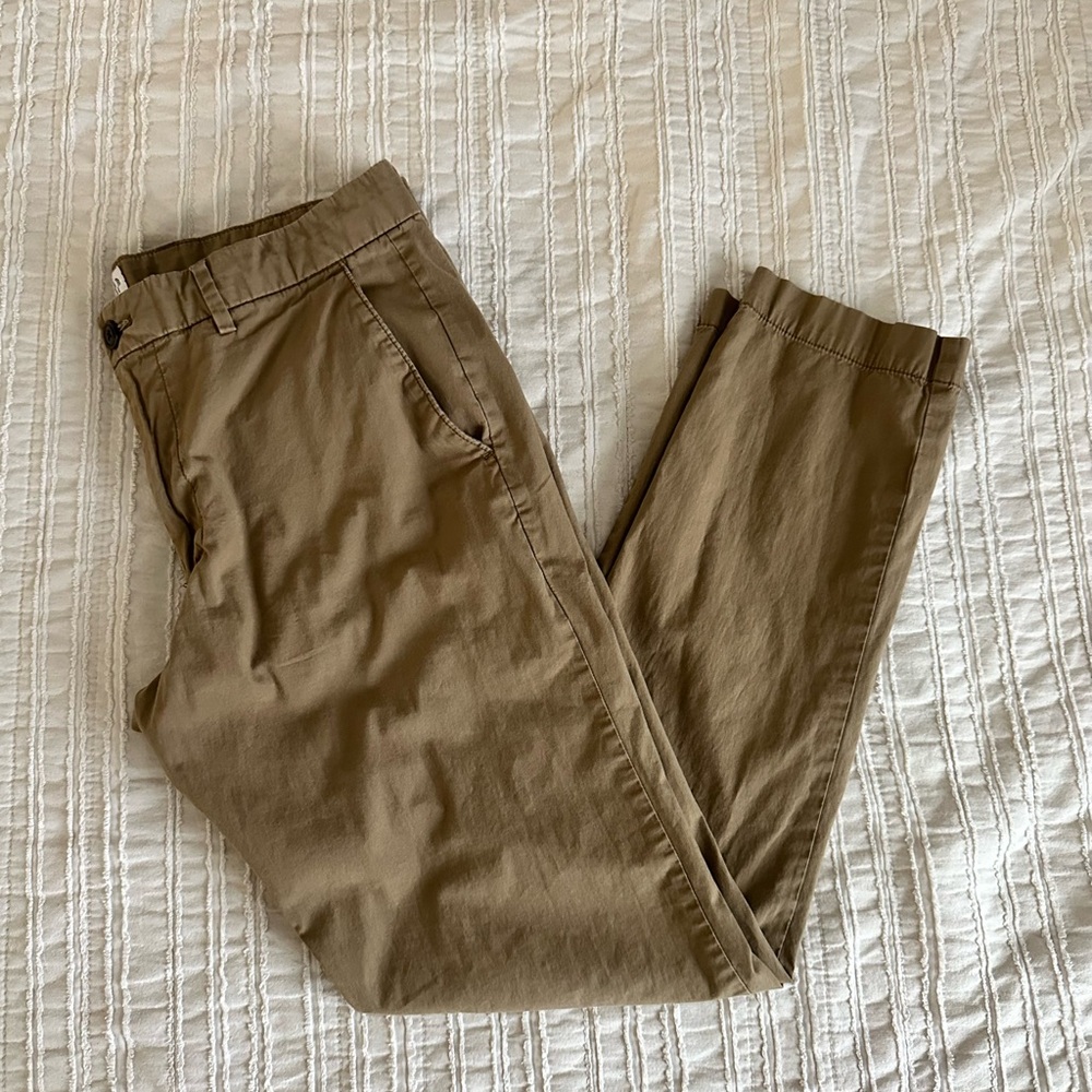 Men’s GAP 33x32 Khaki Pants